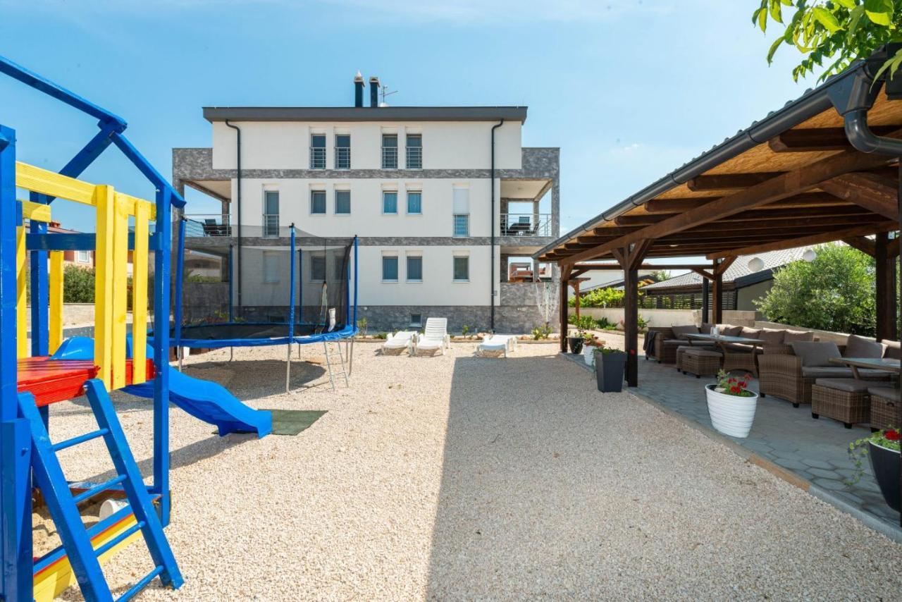 Crowonder Luxury Vir- 6 New Apartments For Families With Playground For Kids Exterior photo